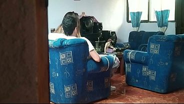 Descubro A Mi HERMANASTRA: Se Calientan Con Su Novio En La Sala Y Terminan Follando, LO CLUTCHÉ TODO.